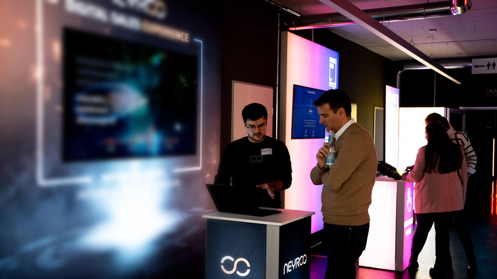 Besucher am Neyroo-Stand „Digital Sales Experience“ beim Innovation Day
