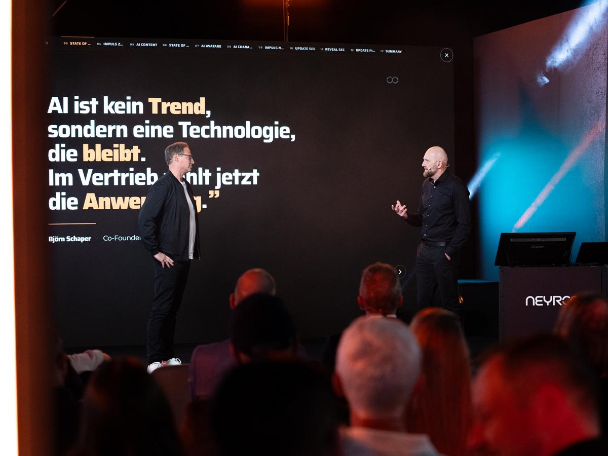 Zwei Speaker auf der Bühne