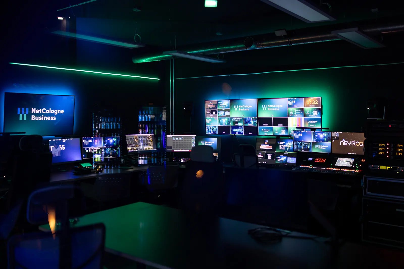 Leere Regie des Neyroo Studios mit Multiview-Monitoren, Bildmischer und Tonpult
