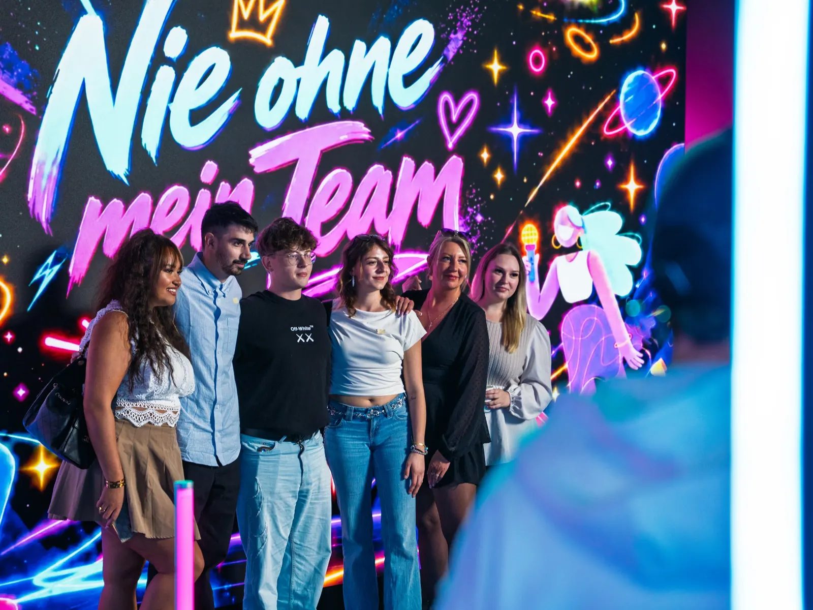 TikTok LIVE Finale: Creator vor der LED-Wall im Neyroo Studio