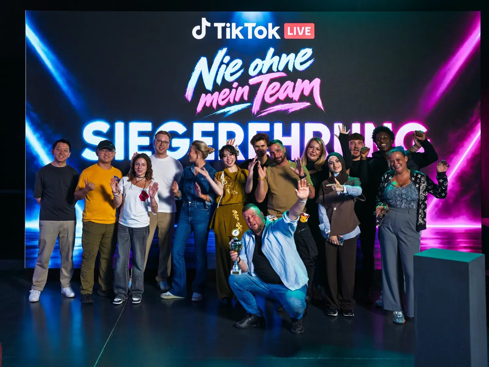 TikTok LIVE „Nie ohne mein Team“: Siegerehrung vor der LED-Wall im Neyroo Studio