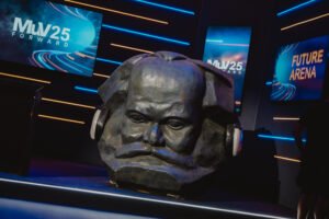 Das Wahrzeichen der Stadt Chemnitz, der Karl-Marx.Kopf, gehört zur Inszenierung des MuV Forward 25 auf der Future Stage
